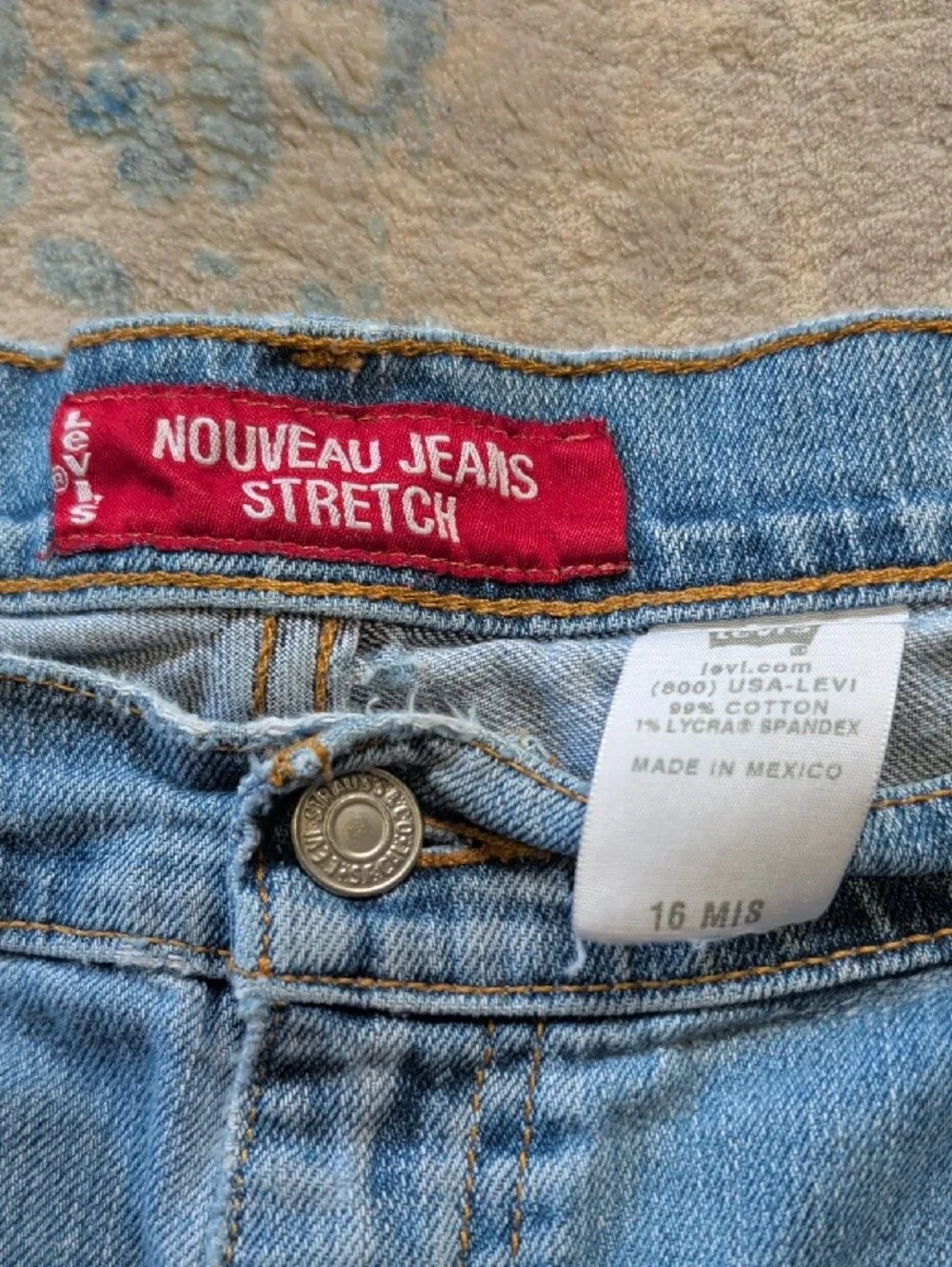 Levi's Light Wash Denim Stretch Hemmed Shorts Women's 16